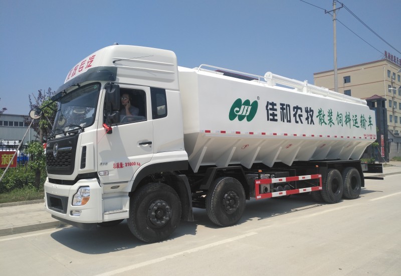 液壓散裝飼料車(chē)是怎么操作的？要注意哪些事項(xiàng)？